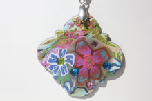 Load image into Gallery viewer, Scalloped Flower Necklace
