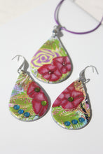 Load image into Gallery viewer, Teardrop Rose and Pink Flowers Necklace
